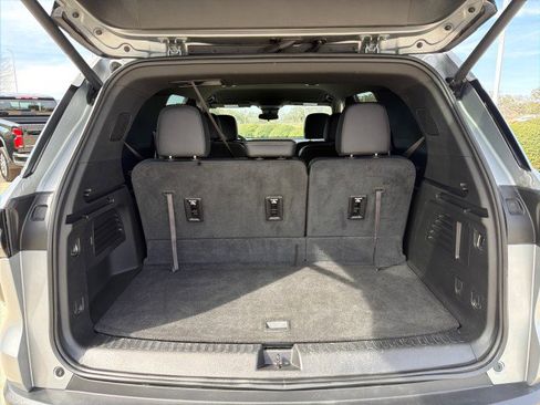 Used 2025 Chevrolet Traverse LT image 13