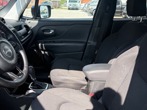 Used 2018 Jeep Renegade Altitude FWD image 22