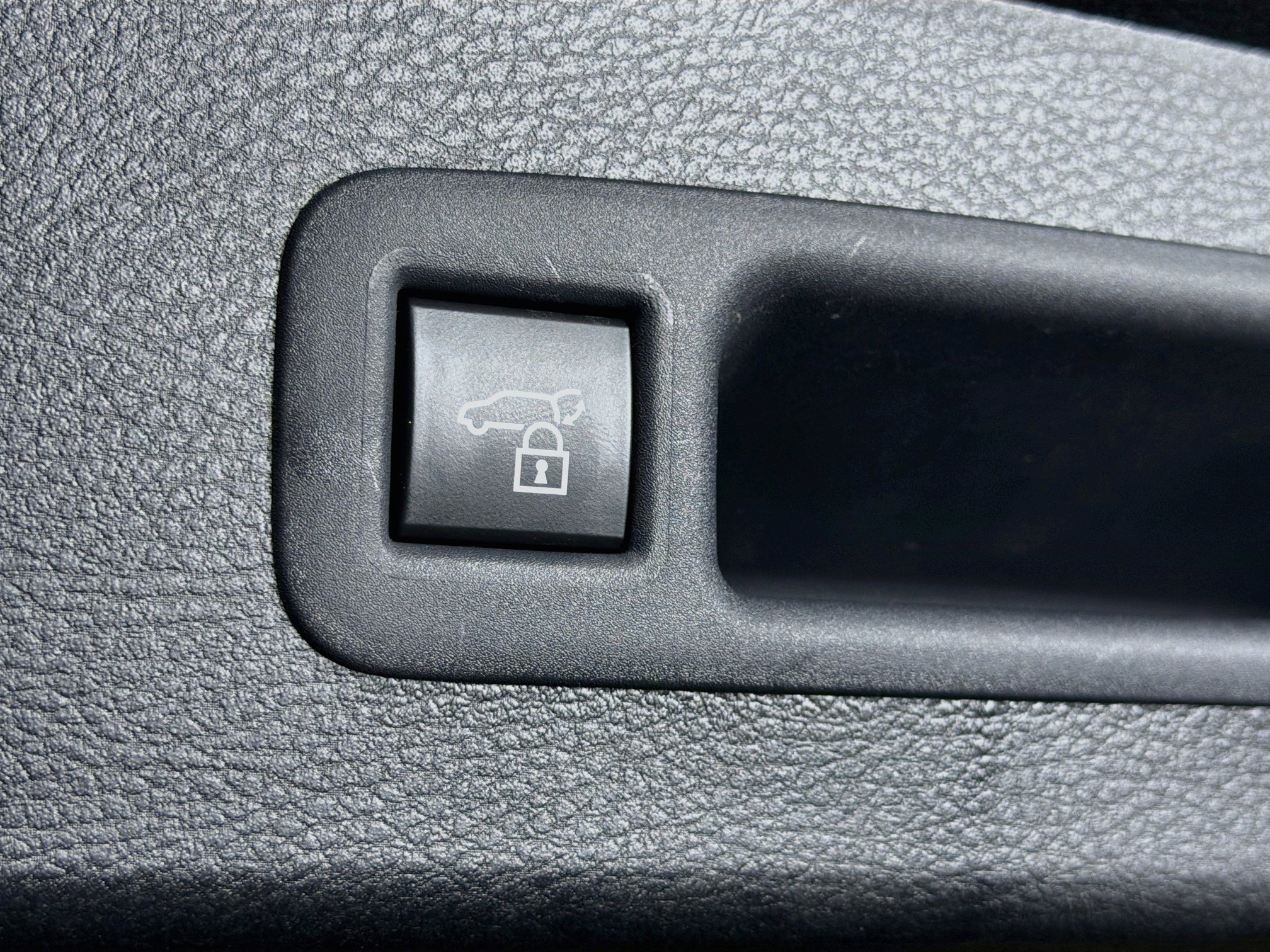 Used 2025 Toyota Sienna XSE FWD image 30