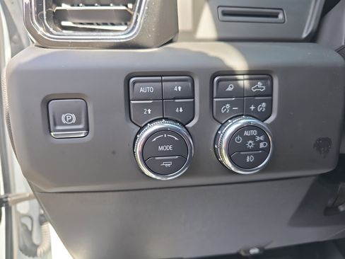 Used 2025 GMC Sierra 2500 AT4 image 21