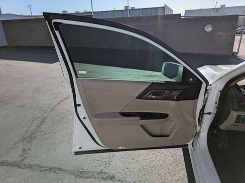 Used 2017 Honda Accord Touring image 12