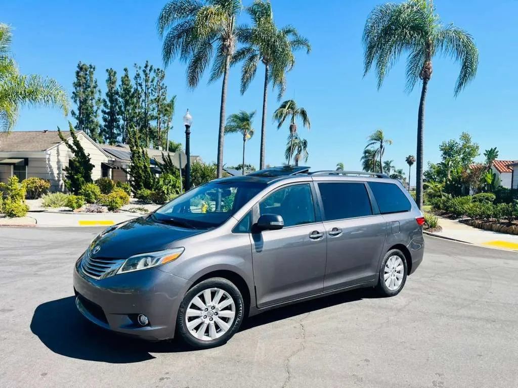 Used 2017 Toyota Sienna Limited FWD image 4