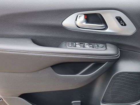 New 2026 Chrysler Pacifica Limited FWD image 18