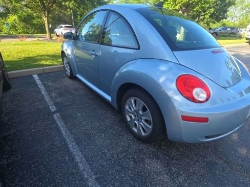 Used 2009 Volkswagen Beetle Coupe FWD image 4