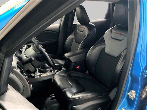 Used 2019 Jeep Cherokee Trailhawk w/ Cold Weather Group image 21