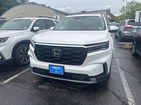 Used 2023 Honda Pilot Touring image 2