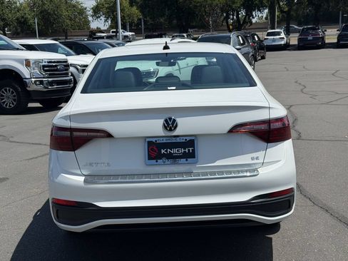 Used 2024 Volkswagen Jetta SE FWD image 8