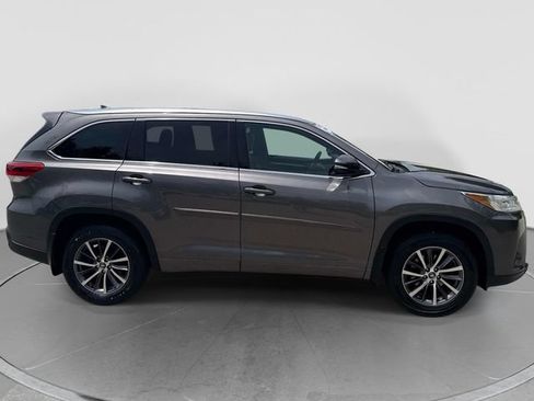 Used 2017 Toyota Highlander XLE AWD/4WD image 7