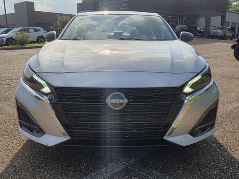 Used 2025 Nissan Altima 2.5 SV FWD image 2