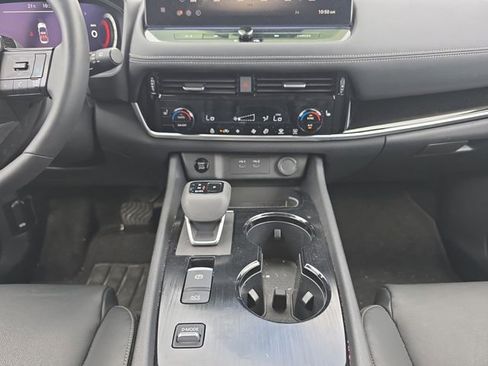 Used 2025 Nissan Rogue SL image 3