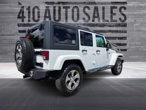 Used 2018 Jeep Wrangler Unlimited Sahara w/ Connectivity Group AWD/4WD image 3