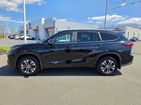 Used 2023 Toyota Highlander XLE AWD/4WD image 4