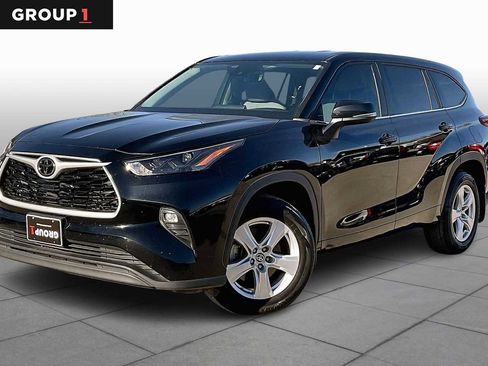Used 2023 Toyota Highlander LE image 1