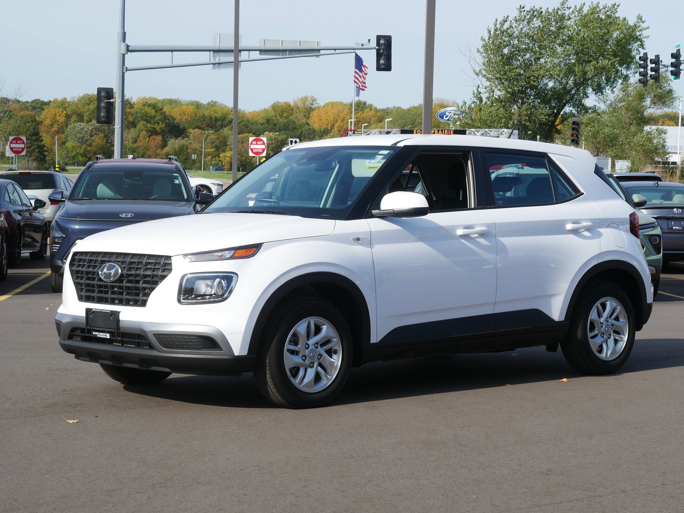 Used 2023 Hyundai Venue SE FWD image 2