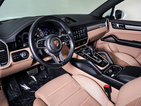 Certified 2023 Porsche Cayenne S Platinum image 4