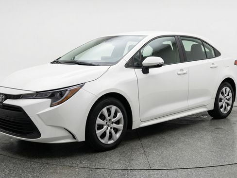 Used 2025 Toyota Corolla LE image 3