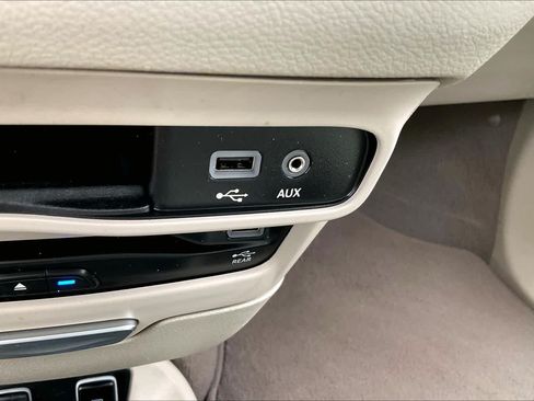 Used 2020 Chrysler Pacifica Touring-L Plus w/ Tire & Wheel Group FWD image 31