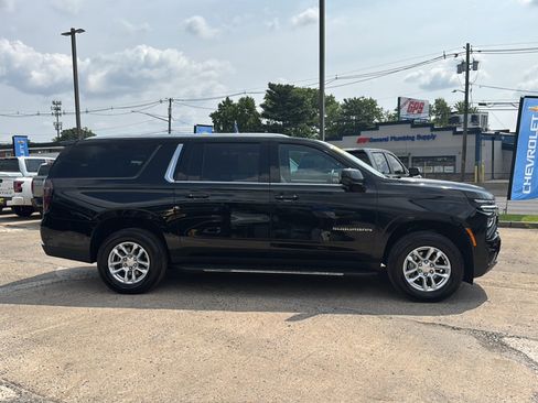 Used 2026 Chevrolet Suburban LT AWD/4WD image 9