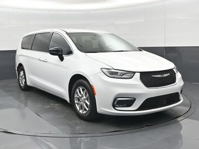 Used 2026 Chrysler Pacifica Select