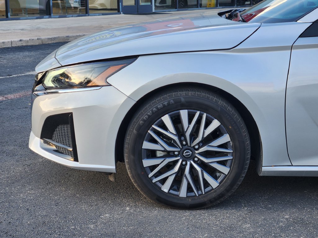 Used 2025 Nissan Altima 2.5 SV FWD image 9