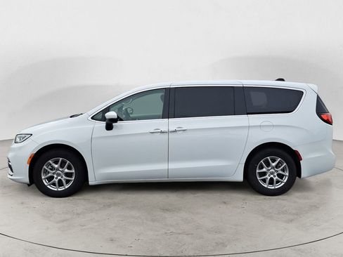 Used 2023 Chrysler Pacifica Touring-L FWD image 6