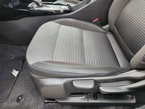 Used 2025 Chevrolet Trax LT w/ LT Convenience Package FWD image 23