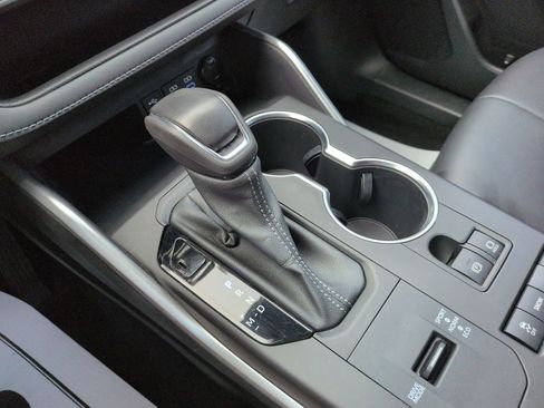Used 2022 Toyota Highlander XLE FWD image 24