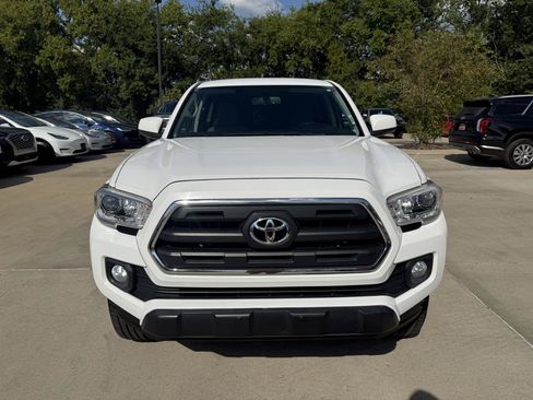 Used 2017 Toyota Tacoma SR5 w/ Tow Package RWD image 2