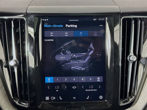 Used 2025 Volvo XC60 B5 Plus image 22