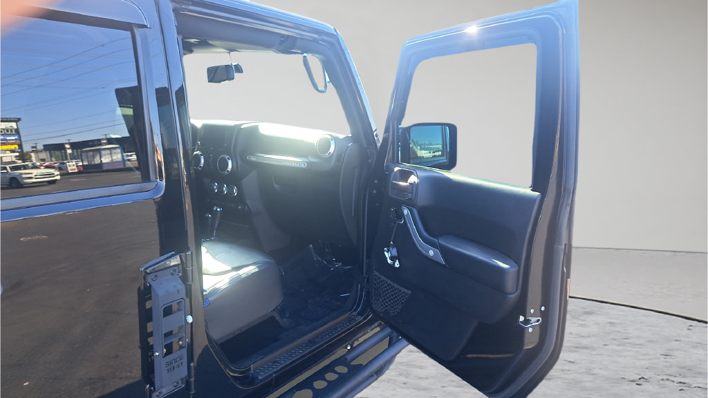 Used 2015 Jeep Wrangler Unlimited Sahara w/ Max Tow Package AWD/4WD image 14