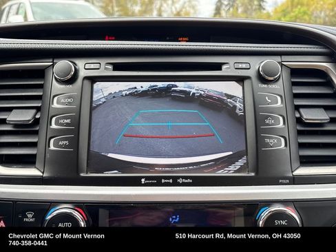 Used 2017 Toyota Highlander LE image 5