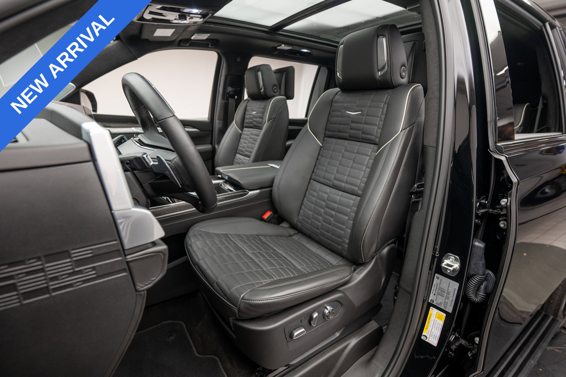 Used 2026 Cadillac Escalade ESV V w/ LPO, ONYX Package AWD/4WD image 13