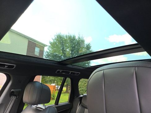 Certified 2025 Land Rover Range Rover SE AWD/4WD image 27