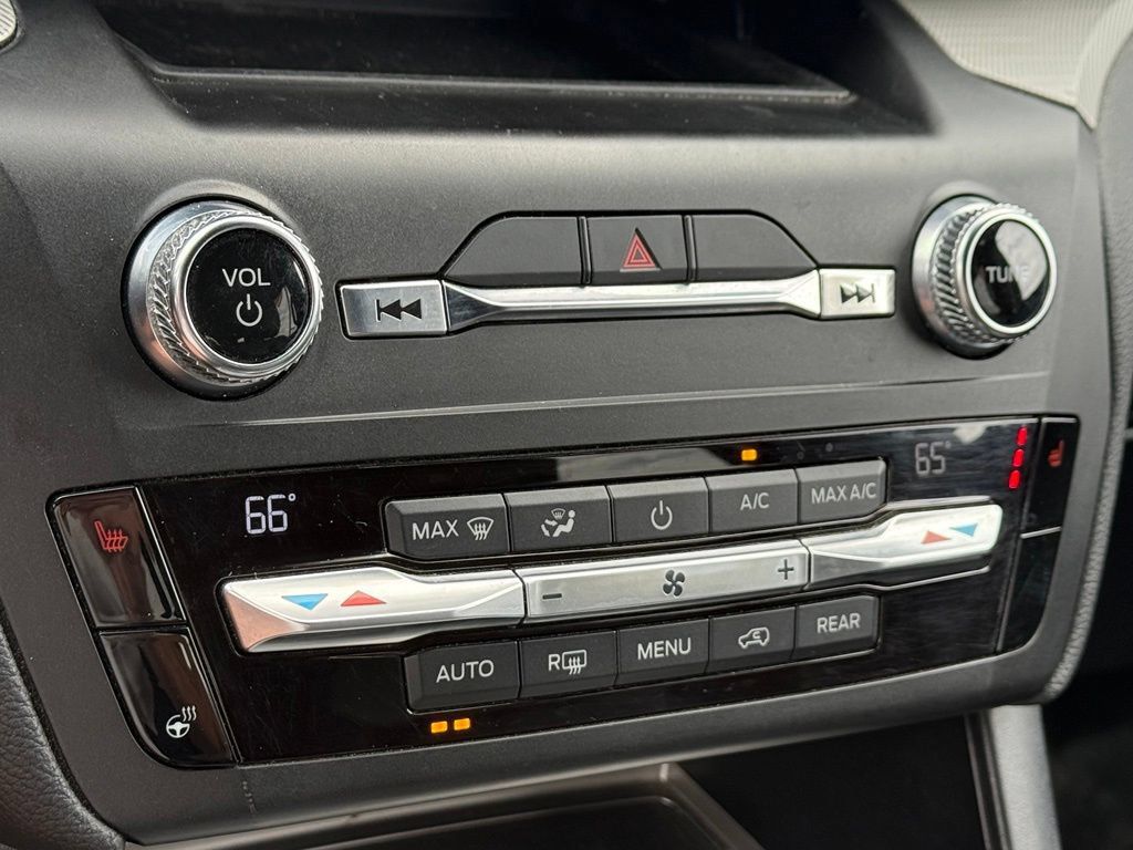 Used 2020 Ford Explorer XLT w/ Equipment Group 202A AWD/4WD image 16