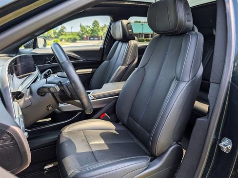 Used 2024 Cadillac Lyriq Luxury AWD/4WD image 14