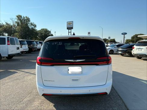 Used 2024 Chrysler Pacifica Touring-L FWD image 10