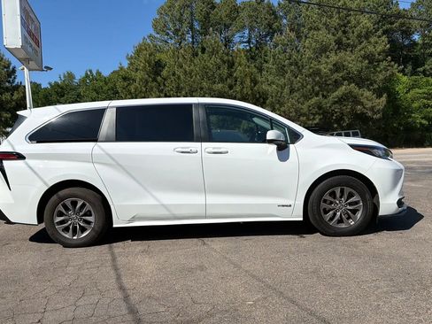 Used 2021 Toyota Sienna LE image 2