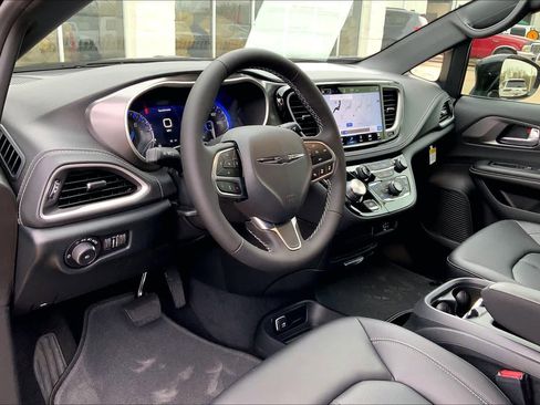 New 2026 Chrysler Pacifica Select image 8