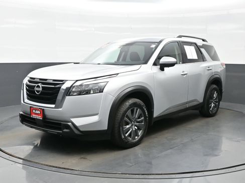 Used 2023 Nissan Pathfinder SV AWD/4WD image 2