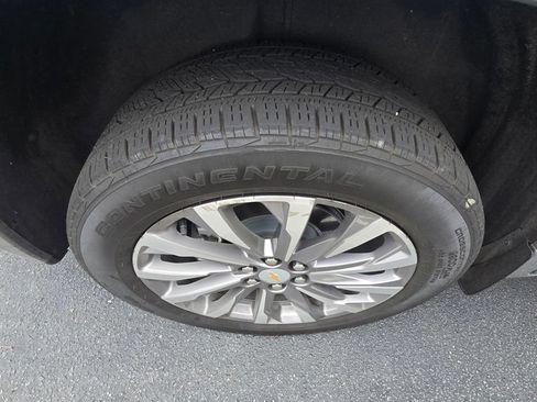 Used 2023 Chevrolet Traverse Premier FWD image 9