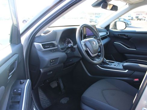 Used 2024 Toyota Highlander LE AWD/4WD image 22