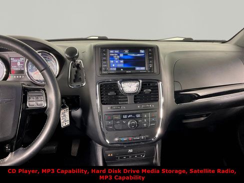 Used 2014 Chrysler Town & Country S FWD image 9