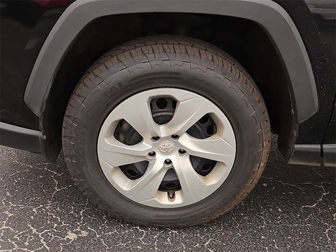 Used 2021 Toyota RAV4 LE image 13