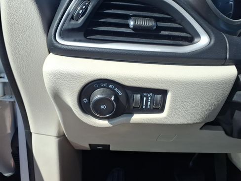 Used 2023 Chrysler Pacifica Touring-L image 16