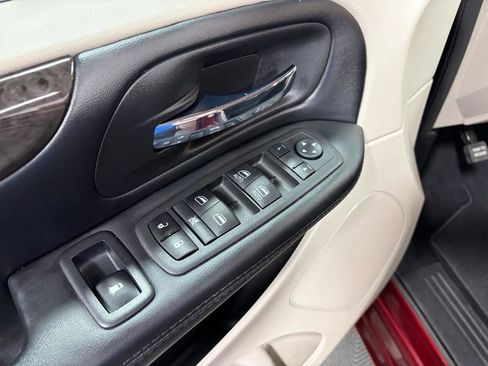 Used 2019 Dodge Grand Caravan SE FWD image 28