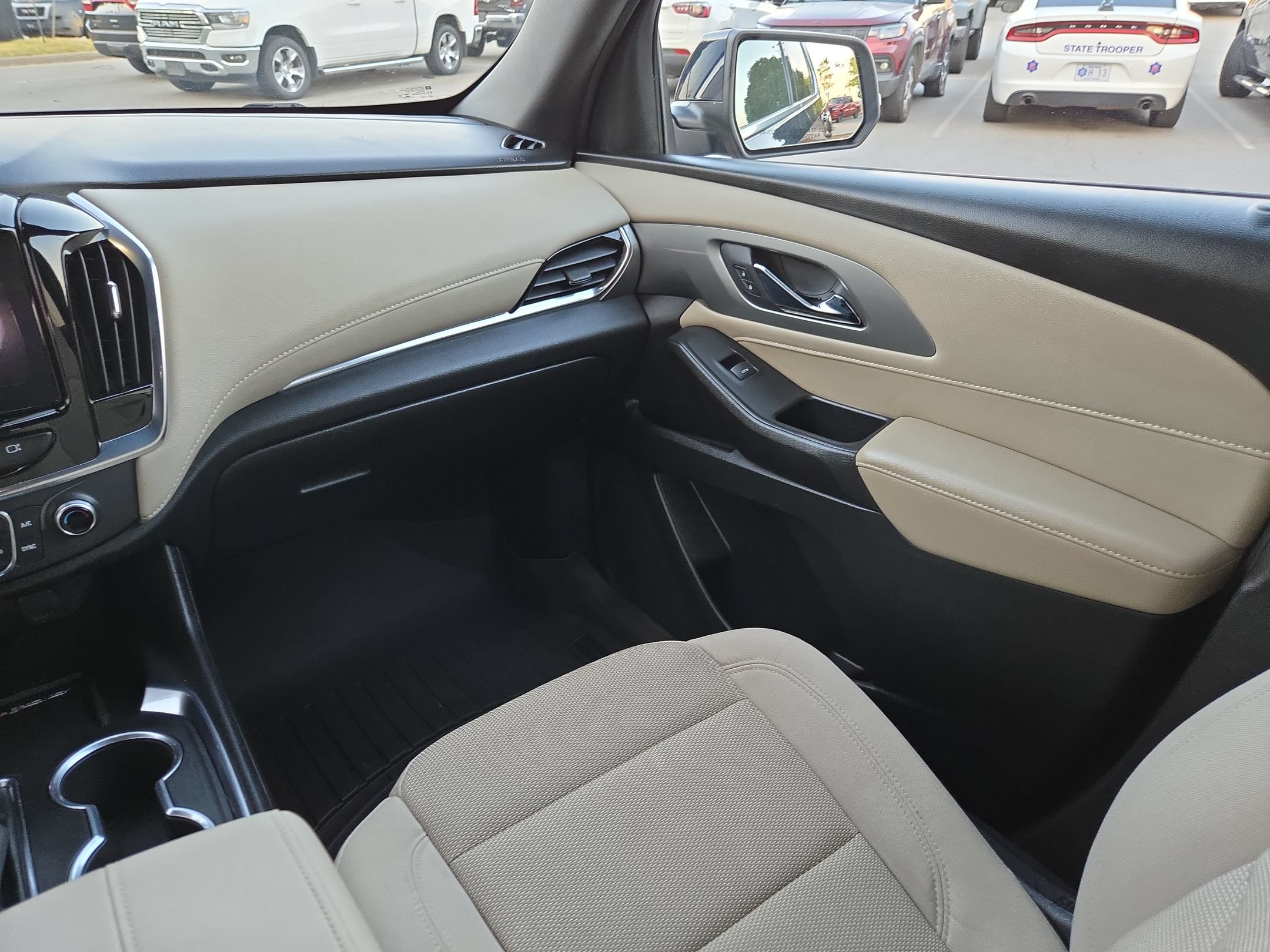 Used 2022 Chevrolet Traverse LT FWD image 11