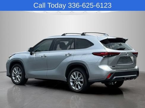 Used 2021 Toyota Highlander Limited FWD image 3