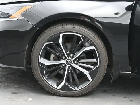 Used 2025 Nissan Altima 2.5 SR w/ SR Premium Package FWD image 29