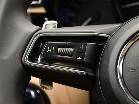 Used 2025 Porsche Macan image 24