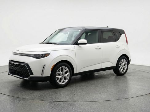 Used 2025 Kia Soul LX w/ LX Technology Package image 3
